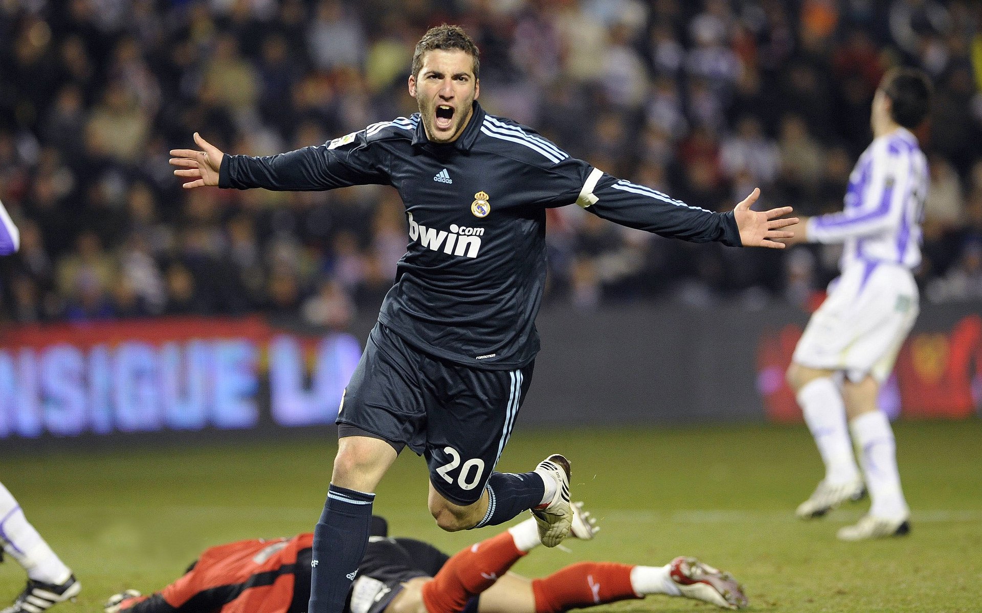 极速传奇，阿隆索驾驭迈凯伦刷新纪录，完胜雷诺车队